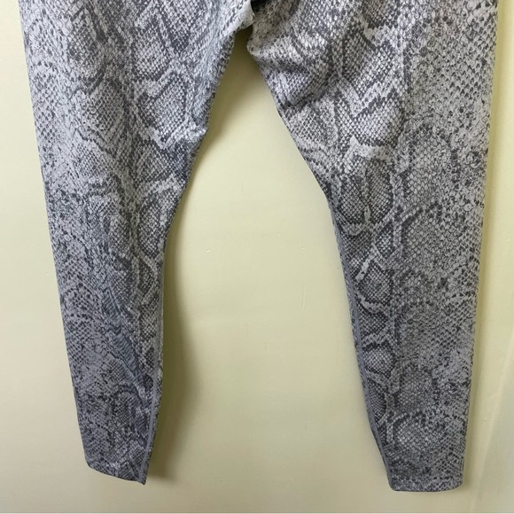 Nike x REVOLVE White Snake Print High Waist Zip Front Leggings SZ Medium - Picture 15 of 15